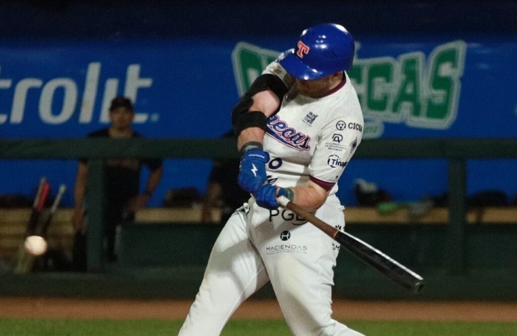 Bateador de Olmecas de Tabasco conecta un sólido batazo durante el juego en el Centenario.