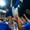 Pelotero de Olmecas de Tabasco cargado en hombros por sus compañeros festejando el triunfo en el Estadio Centenario 27 de Febrero.
