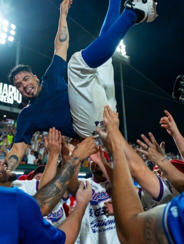 Pelotero de Olmecas de Tabasco cargado en hombros por sus compañeros festejando el triunfo en el Estadio Centenario 27 de Febrero.