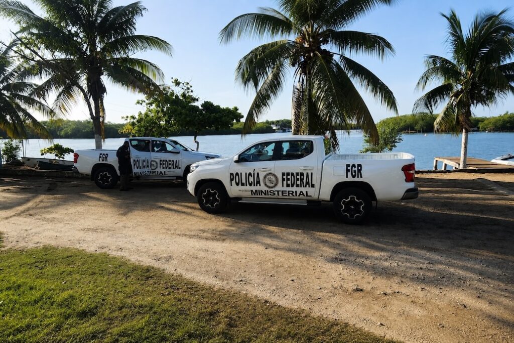 Camionetas de la Policía Federal Ministerial durante el operativo de la FGR en Paraíso
