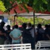 Agentes federales custodian a varias personas durante el operativo en el Parque Central de Paraíso