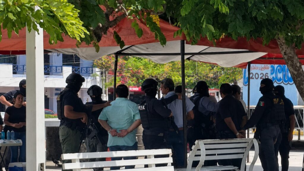 Agentes federales custodian a varias personas durante el operativo en el Parque Central de Paraíso