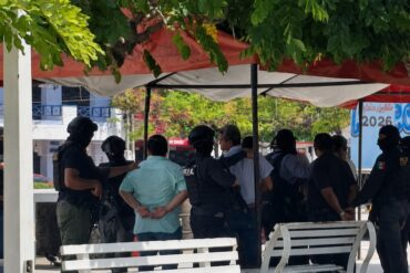 Agentes federales custodian a varias personas durante el operativo en el Parque Central de Paraíso