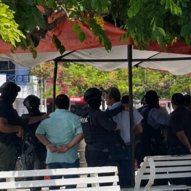 Agentes federales custodian a varias personas durante el operativo en el Parque Central de Paraíso