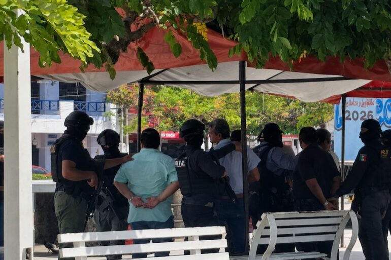 Agentes federales custodian a varias personas durante el operativo en el Parque Central de Paraíso