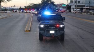 Convoy de unidades tácticas durante un operativo de seguridad en Tabasco