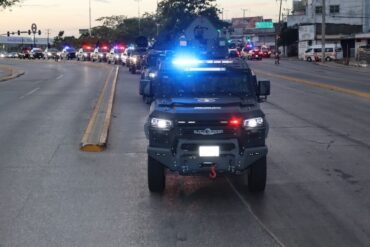 Convoy de unidades tácticas durante un operativo de seguridad en Tabasco