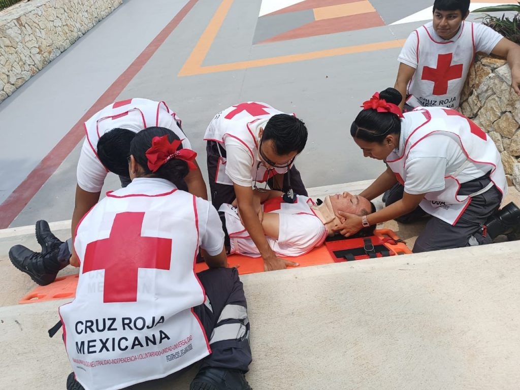 Paramédicos de la Cruz Roja inmovilizan a una persona durante una intervención prehospitalaria