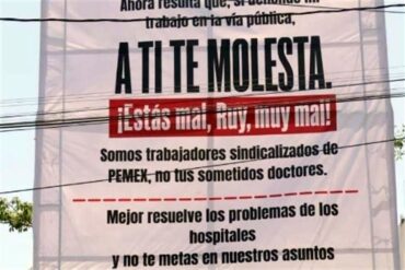 Mega lona de trabajadores de Pemex dirigida a Ruy López Ridaura por fallas en hospitales