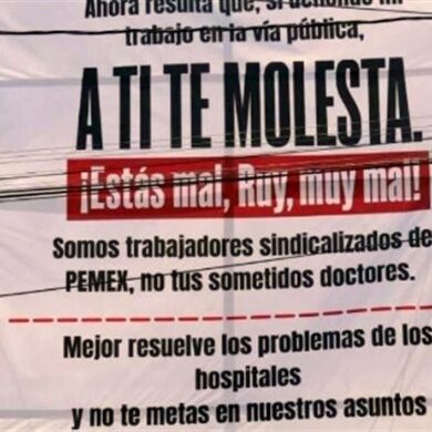 Mega lona de trabajadores de Pemex dirigida a Ruy López Ridaura por fallas en hospitales