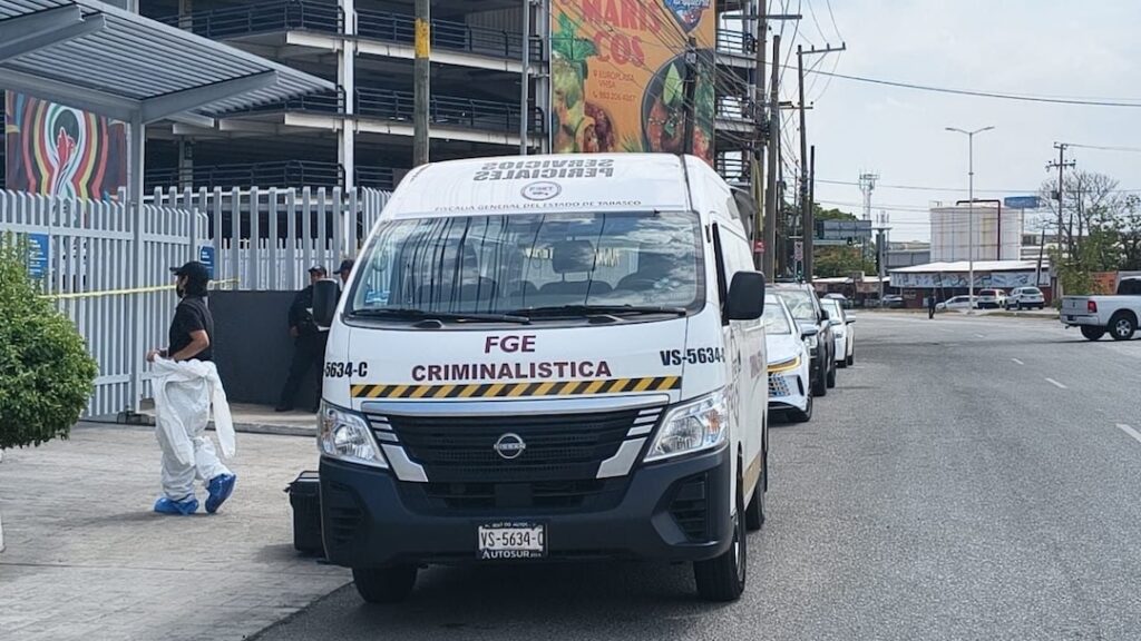 Unidad de Criminalística de la Fiscalía de Tabasco y personal pericial durante una diligencia en Villahermosa.