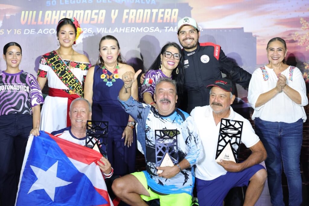 Pilotos con trofeos y bandera de Puerto Rico durante la premiación de motonáutica