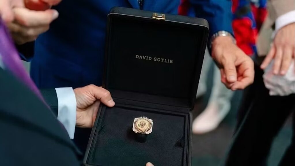 Presentación del anillo de diamantes destinado a Donald Trump en Bruselas