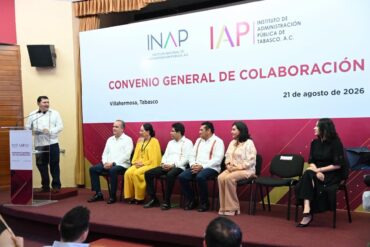 Juan Molina Becerra durante la firma del convenio de profesionalización entre el IAP Tabasco y el INAP