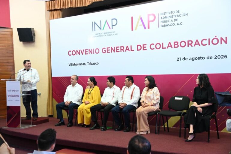Juan Molina Becerra durante la firma del convenio de profesionalización entre el IAP Tabasco y el INAP