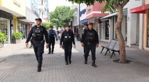 Elementos de la Policía Metropolitana realizan labores de proximidad social en la Zona Luz de Villahermosa