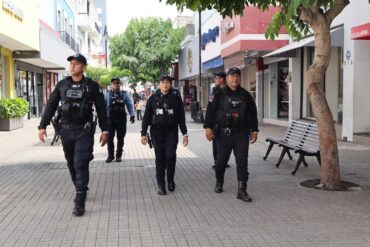 Elementos de la Policía Metropolitana realizan labores de proximidad social en la Zona Luz de Villahermosa