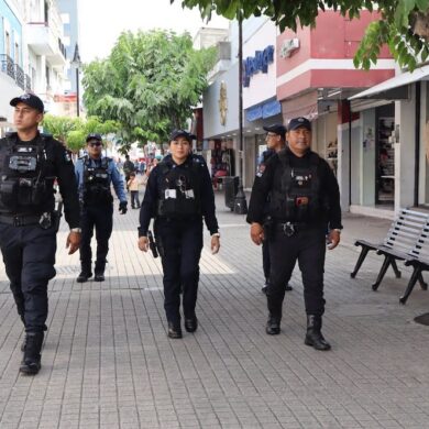 Elementos de la Policía Metropolitana realizan labores de proximidad social en la Zona Luz de Villahermosa