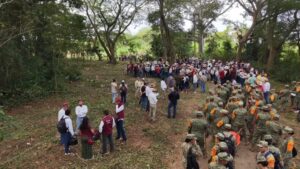 Familias y participantes reforestan junto con Javier May durante la jornada realizada en Tabasco