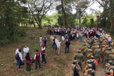 Familias y participantes reforestan junto con Javier May durante la jornada realizada en Tabasco
