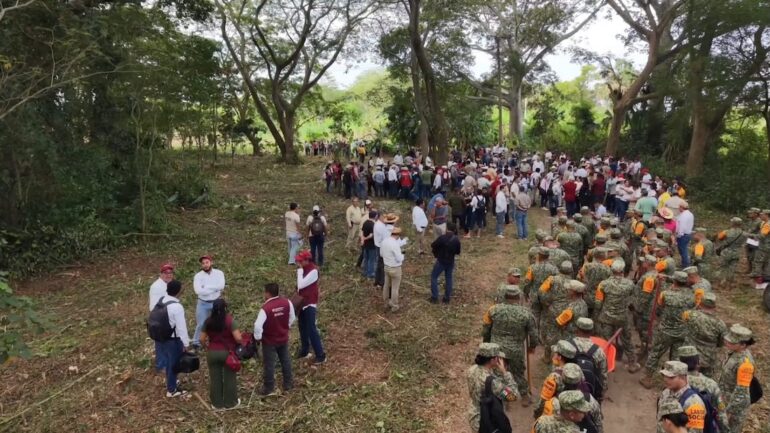 Familias y participantes reforestan junto con Javier May durante la jornada realizada en Tabasco
