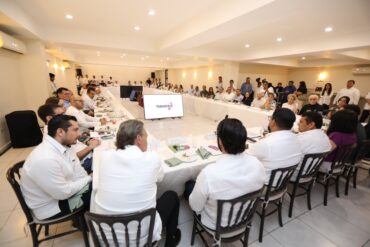 Mesa de trabajo con empresarios y funcionarios de Tabasco durante la presentación de resultados de gobierno