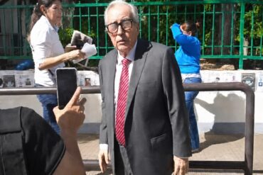 Rubén Rocha Moya camina hacia el Palacio de Gobierno de Culiacán tras reasumir el cargo de gobernador
