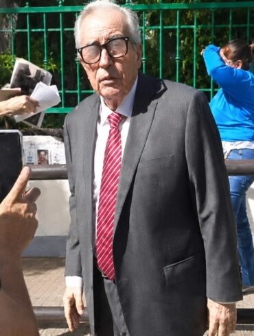 Rubén Rocha Moya camina hacia el Palacio de Gobierno de Culiacán tras reasumir el cargo de gobernador