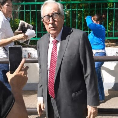 Rubén Rocha Moya camina hacia el Palacio de Gobierno de Culiacán tras reasumir el cargo de gobernador