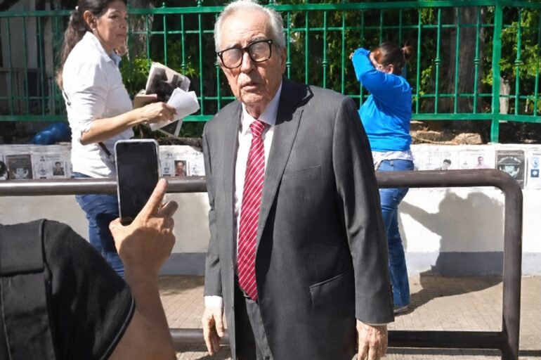 Rubén Rocha Moya camina hacia el Palacio de Gobierno de Culiacán tras reasumir el cargo de gobernador
