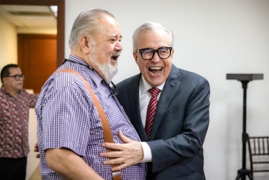 Rubén Rocha Moya ríe junto a un subsecretario de Gobierno durante su breve regreso al cargo
