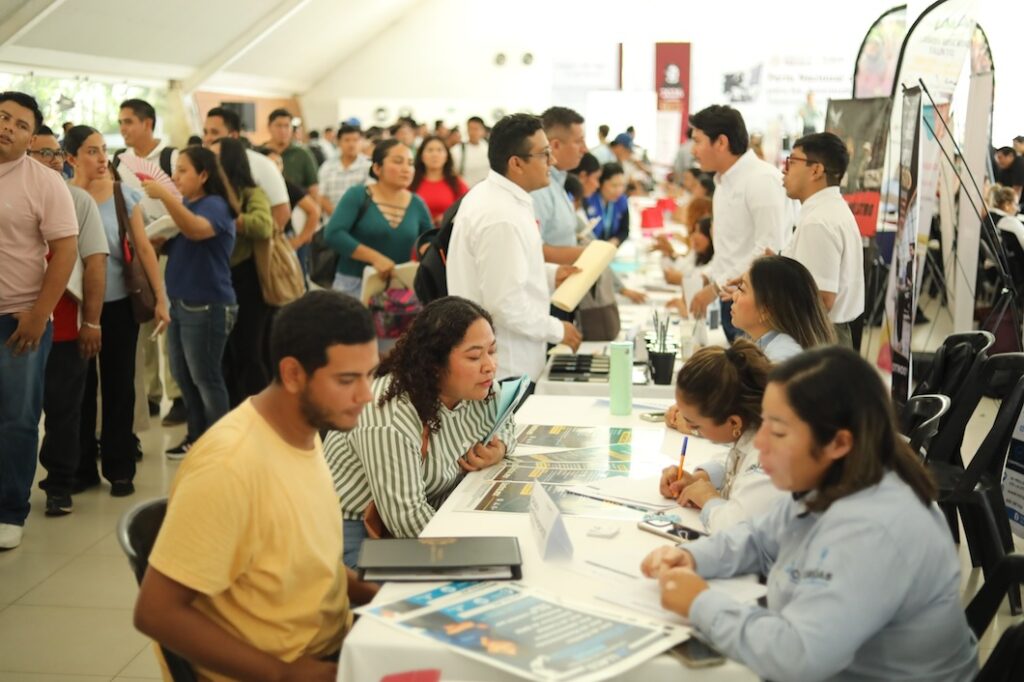 Solicitantes conversan con reclutadores durante la Feria Nacional del Empleo en Villahermosa