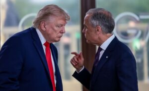 Donald Trump y Mark Carney conversan con gesto tenso durante una cumbre del G7