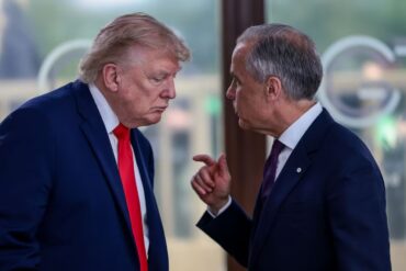 Donald Trump y Mark Carney conversan con gesto tenso durante una cumbre del G7