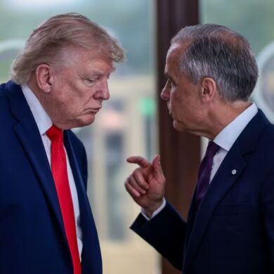 Donald Trump y Mark Carney conversan con gesto tenso durante una cumbre del G7