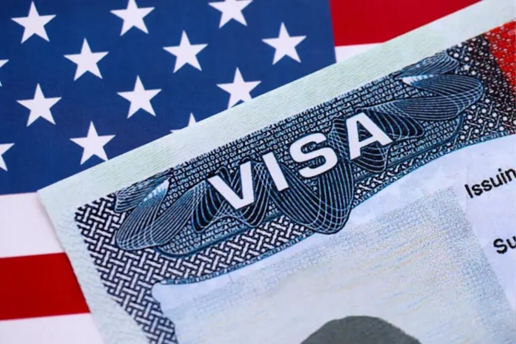 Documento de visa estadunidense sobre la bandera de Estados Unidos