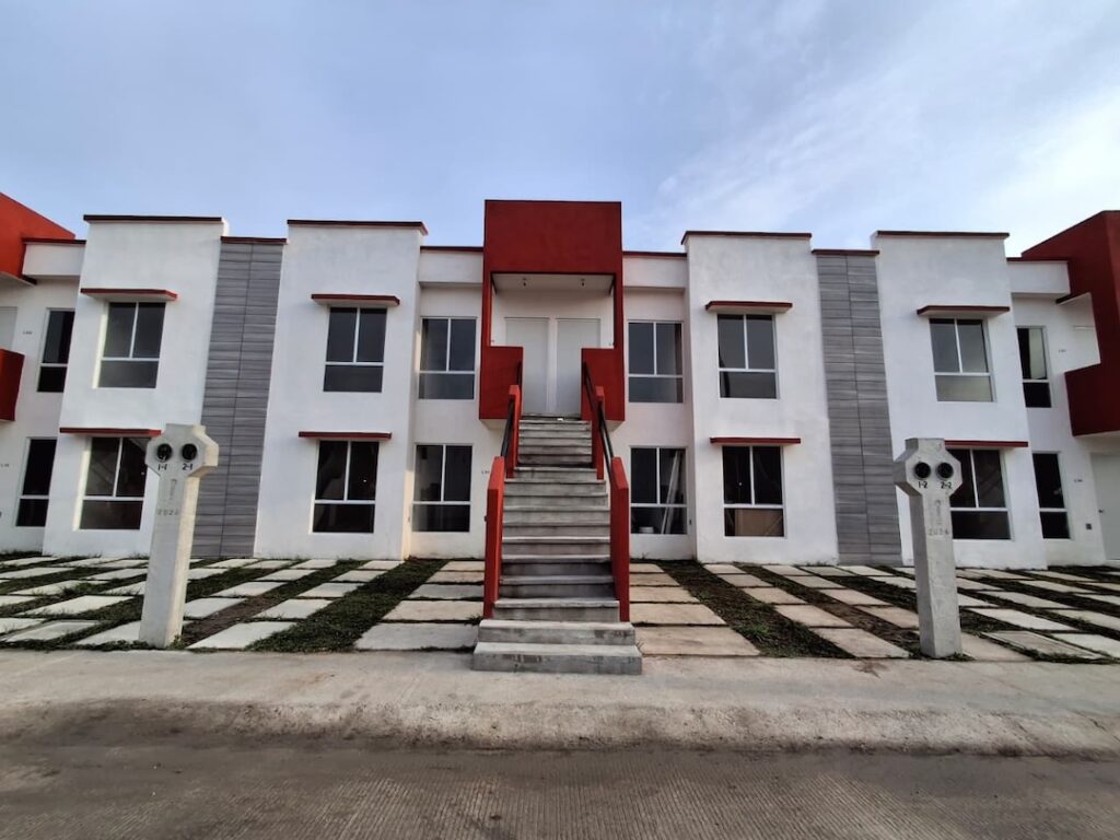 Fachada de vivienda de interés social tipo dúplex en Tabasco