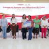 Yolanda Osuna Huerta entrega una máquina de coser a una beneficiaria del programa Manos que bordan futuro en Centro, Tabasco