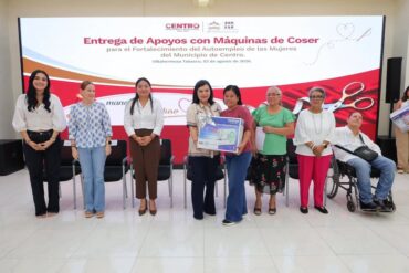 Yolanda Osuna Huerta entrega una máquina de coser a una beneficiaria del programa Manos que bordan futuro en Centro, Tabasco