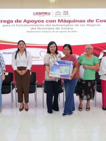 Yolanda Osuna Huerta entrega una máquina de coser a una beneficiaria del programa Manos que bordan futuro en Centro, Tabasco