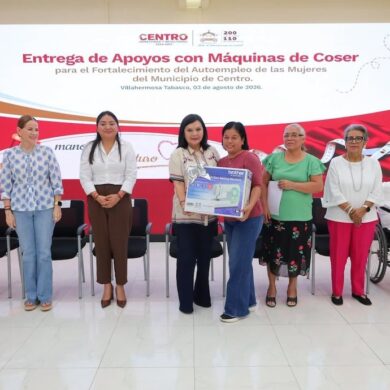 Yolanda Osuna Huerta entrega una máquina de coser a una beneficiaria del programa Manos que bordan futuro en Centro, Tabasco
