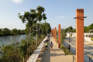 Peatones caminan por la ciclovía del Malecón Carlos A. Madrazo junto al río Grijalva