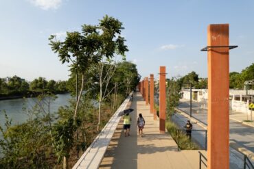 Peatones caminan por la ciclovía del Malecón Carlos A. Madrazo junto al río Grijalva