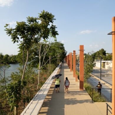 Peatones caminan por la ciclovía del Malecón Carlos A. Madrazo junto al río Grijalva