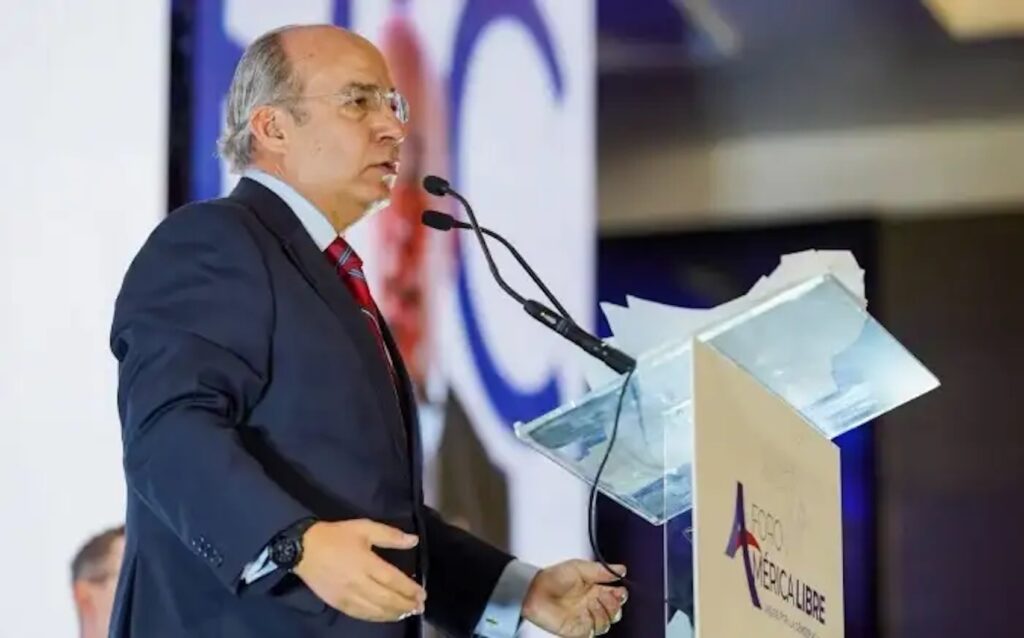Felipe Calderón habla en el atril del Foro América Libre, con el logotipo del foro al frente