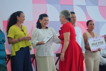 Yolanda Osuna Huerta durante la clausura de las Academias del DIF Centro en Villahermosa