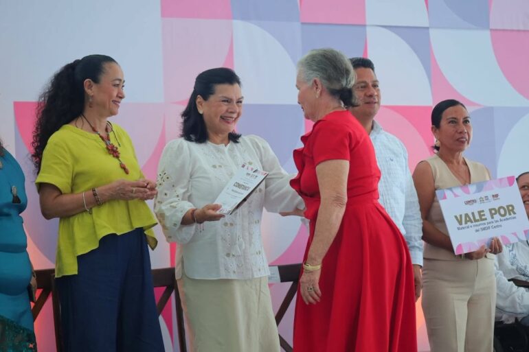 Yolanda Osuna Huerta durante la clausura de las Academias del DIF Centro en Villahermosa