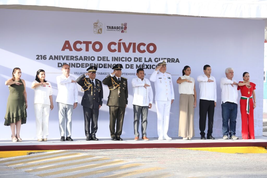 Autoridades estatales y mandos militares durante el Acto Cívico del 216 aniversario de la Independencia en Tabasco