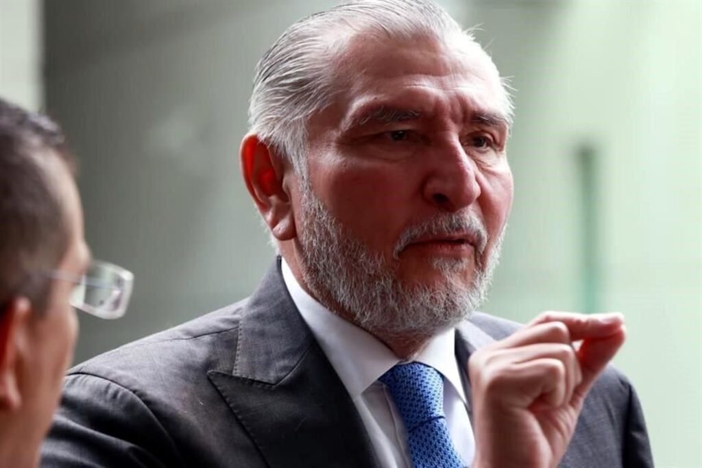 Adán Augusto López camina de perfil durante un acto político de Morena