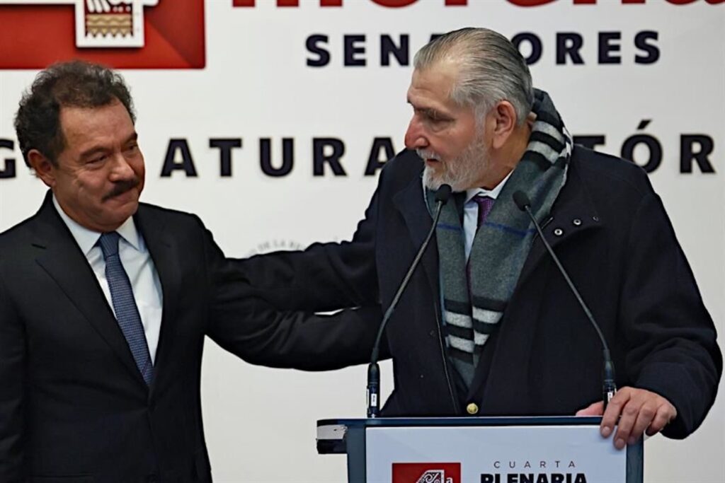 Adán Augusto López coloca la mano sobre el hombro de Ignacio Mier durante el relevo de la coordinación de Morena en el Senado
